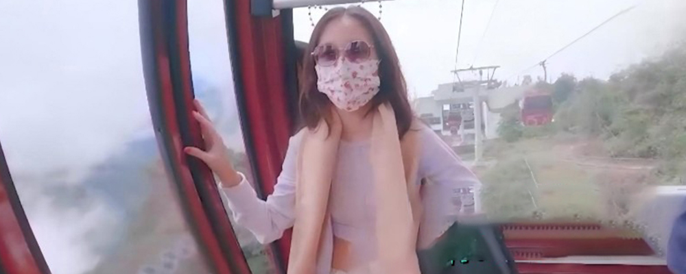 新加坡真空女王MoriyaExhibit 缆车上暴露 无毛小逼翘臀全展示